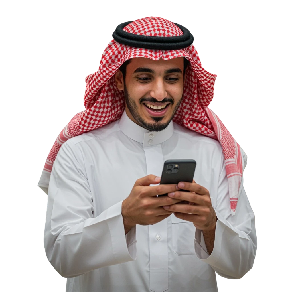 رجل يبتسم ويستخدم الهاتف